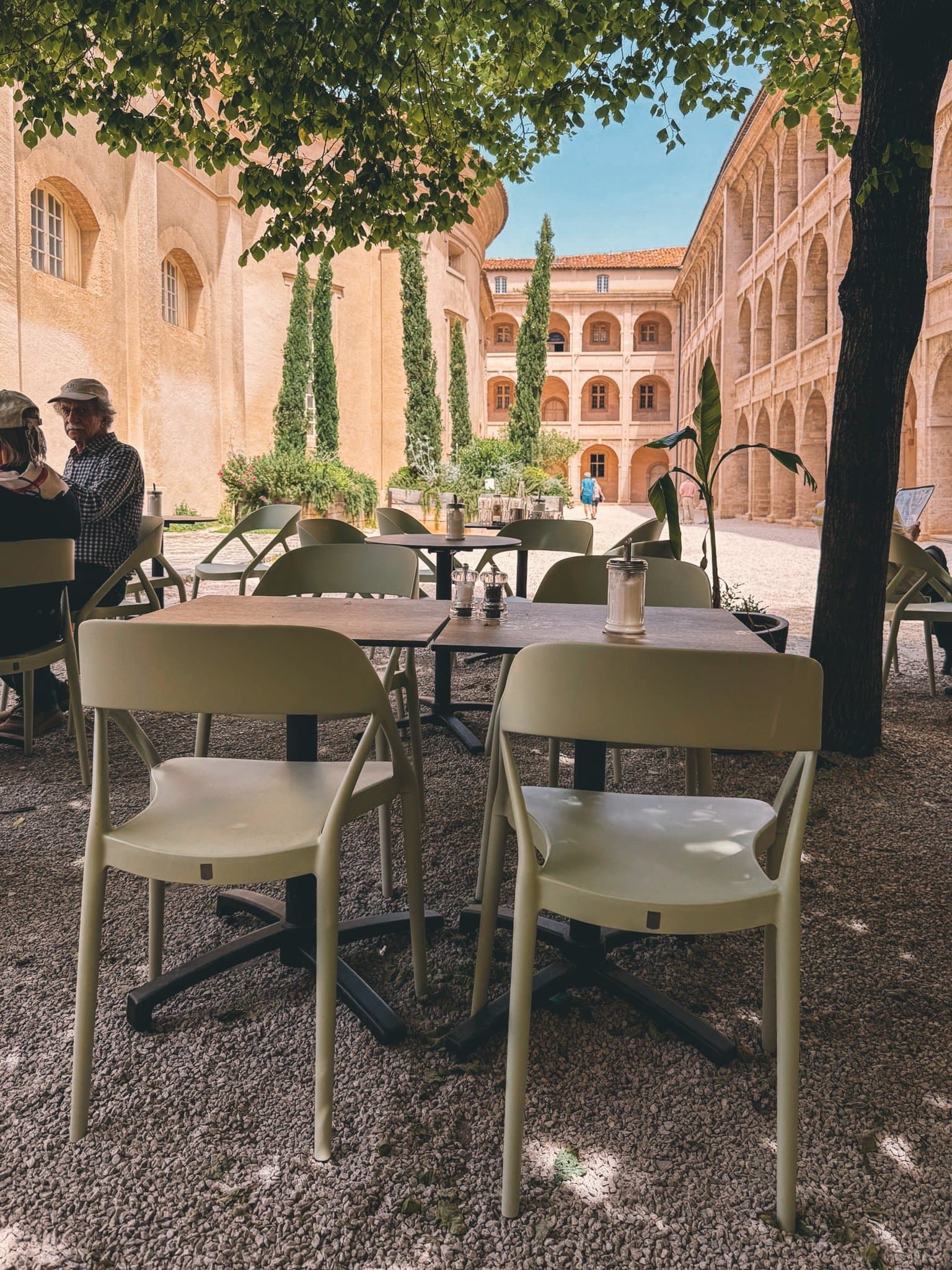 La terrasse d'OLLā sous les arcades de la Vieille Charité