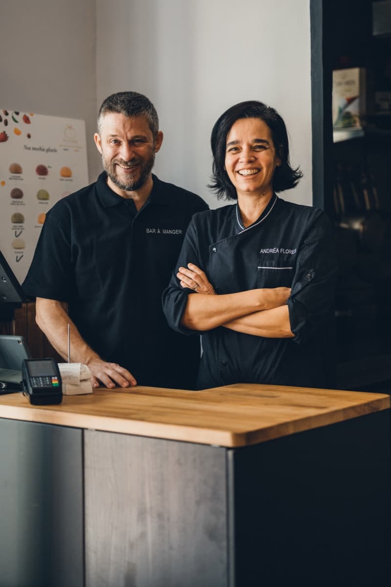 Andréa Flores et Roch Giraud, souriants, au comptoir du BāM