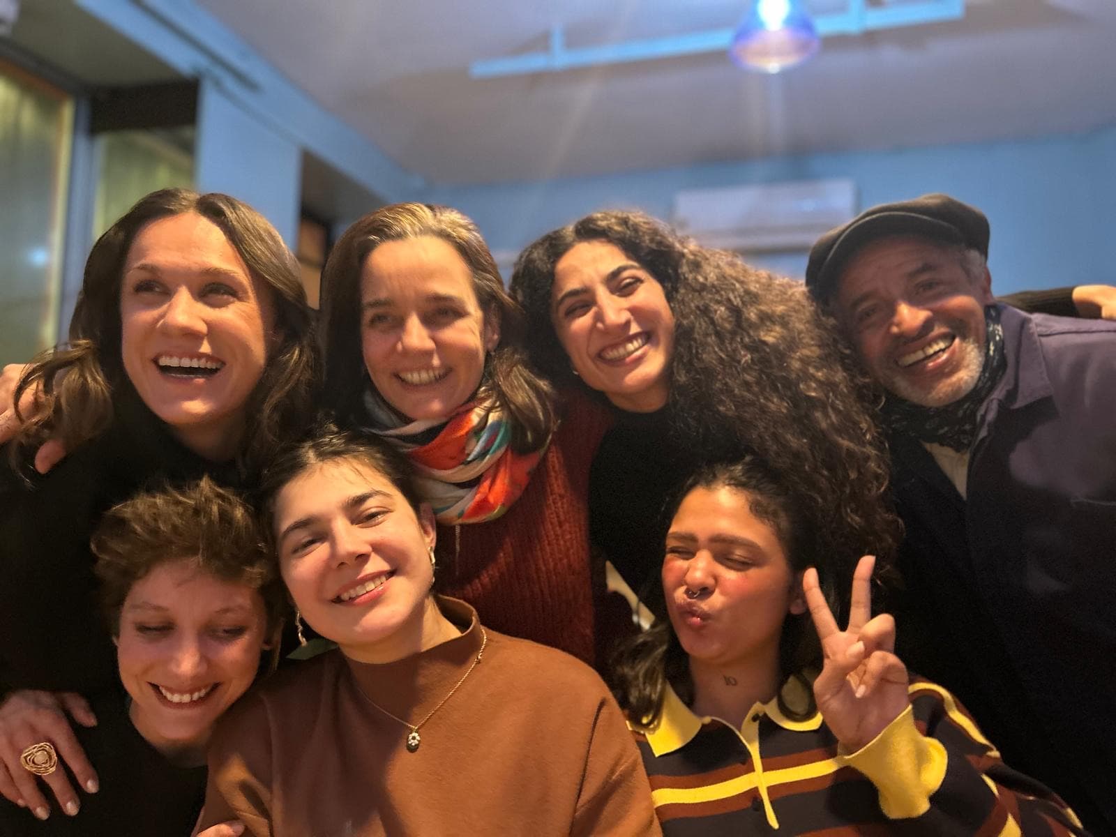 L'équipe de BāM & OLLā au complet — sourires, grimaces et signe de la victoire