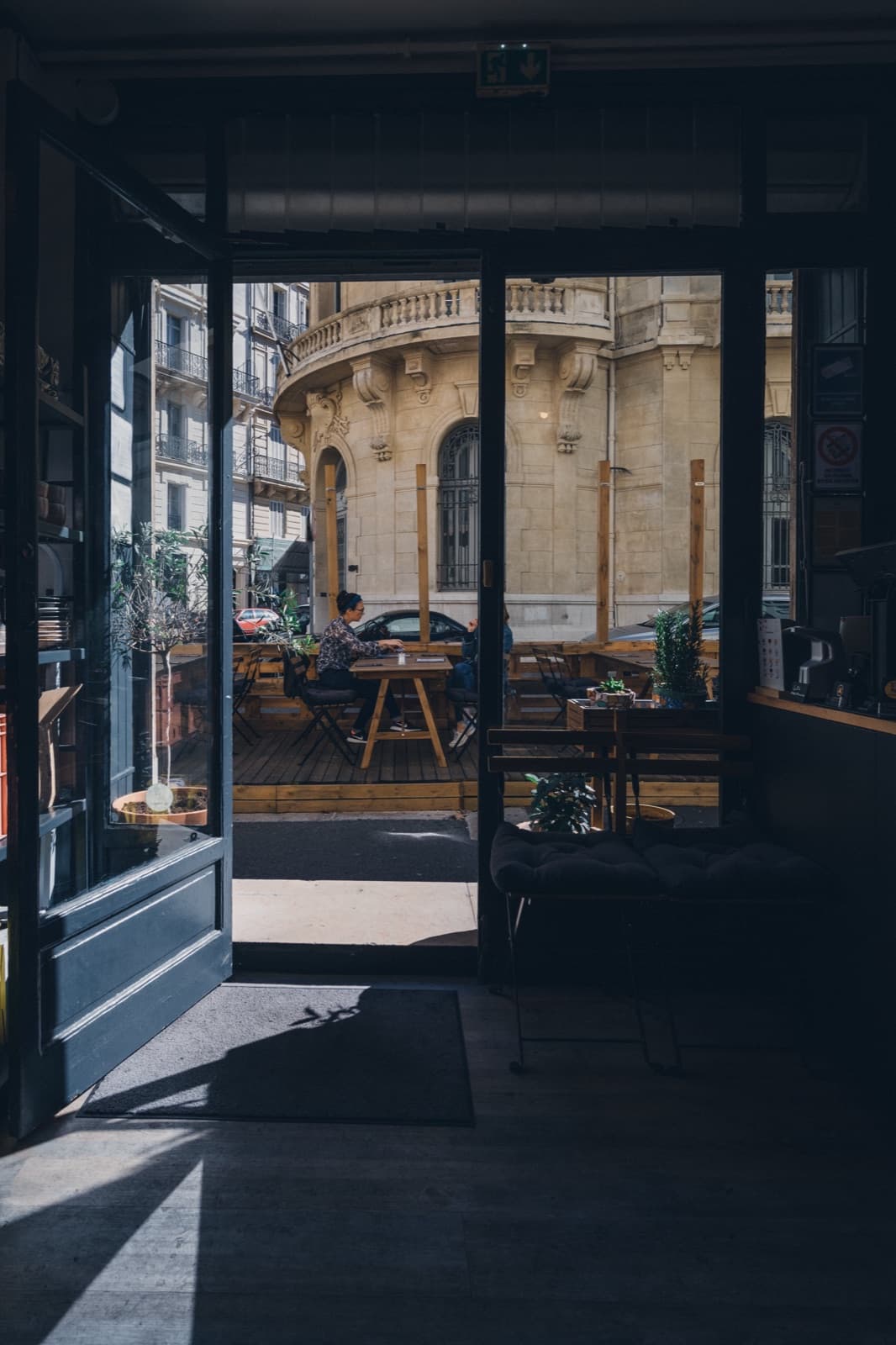La terrasse du BāM vue depuis la salle, face à la rotonde de la rue des Phocéens